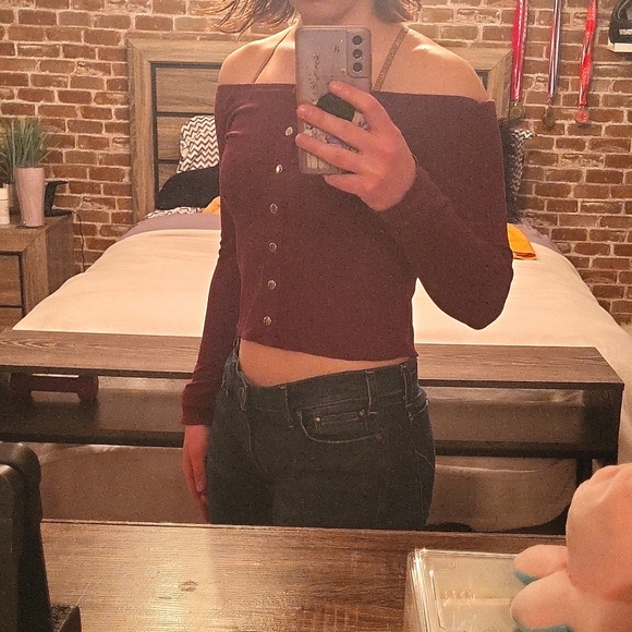 Ardene Off-the-shoulder maroon top size M - Picture 3 of 3